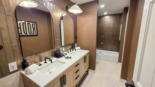 Building Photo - Fully Remodeled 4 bedroom Home in Hamilton Creek