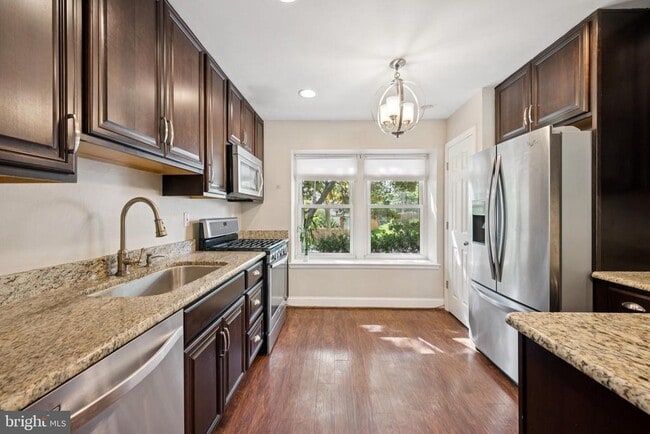 Building Photo - 5806 Red Haven Dr