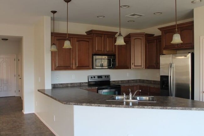 Building Photo - 3 Bedroom in Lyons Gate!