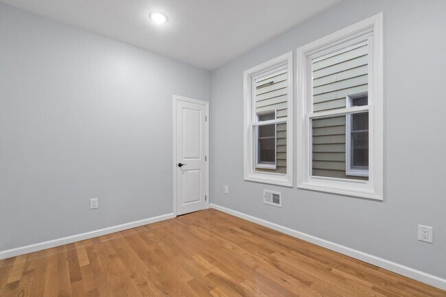 Building Photo - 170 W 10th St