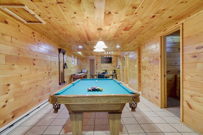 Building Photo - 255 Hillary Dr W