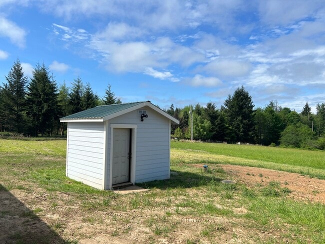 Building Photo - Country quiet, brand new house