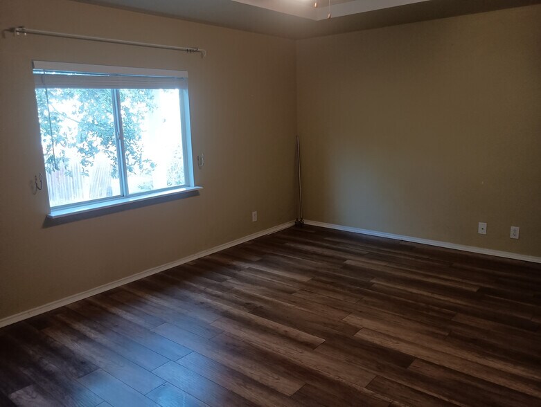 Building Photo - Room in House on Mallow Grove