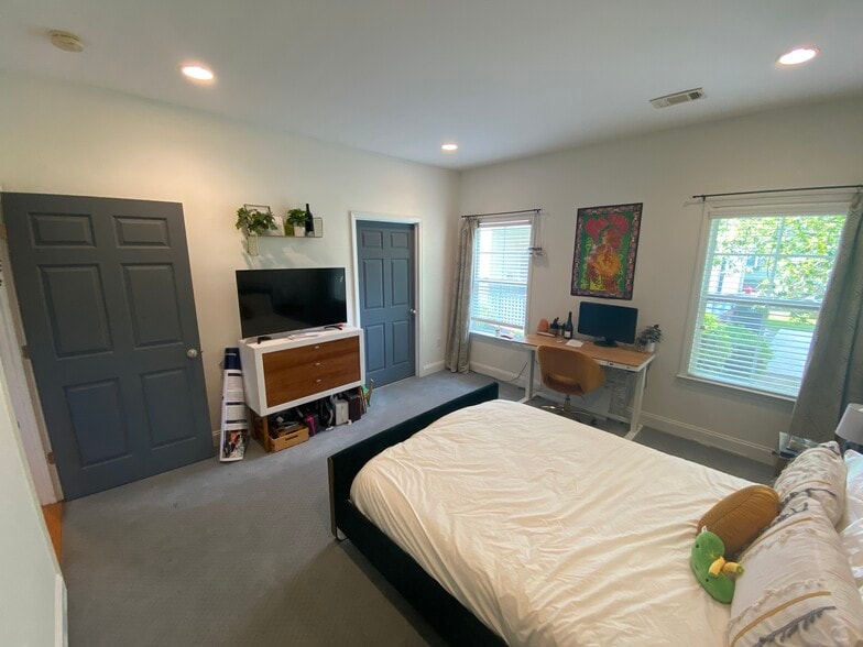 Building Photo - 1215 Pine St