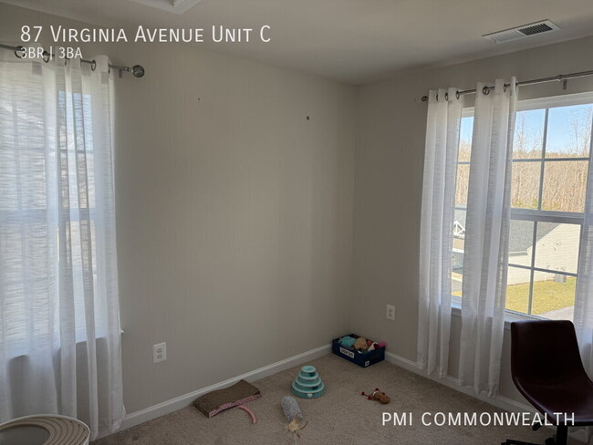 Building Photo - 3 bed/2.5 bath townhouse (available June 1...