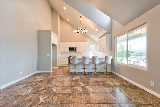 Building Photo - 880 La Terraza Blvd