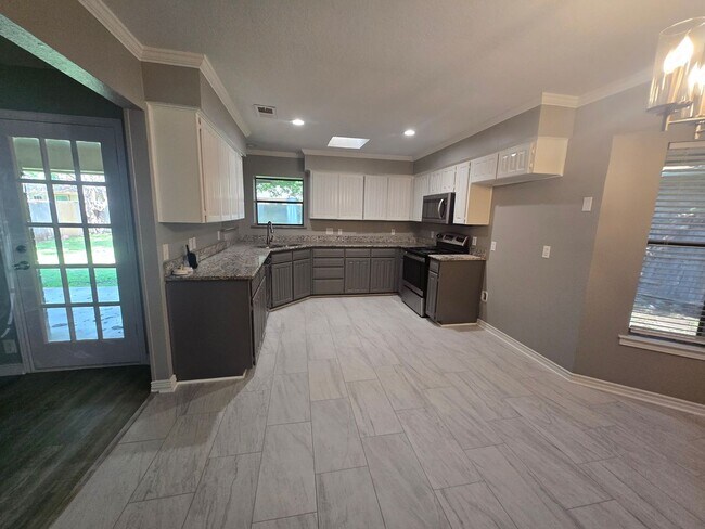 Building Photo - Charming 3bd 2 bth