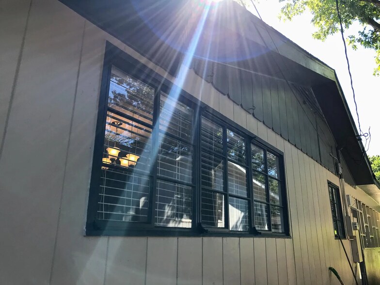 Building Photo - 3108 Medina Ave