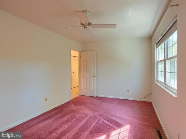 Building Photo - 1068 W Foxcroft Dr