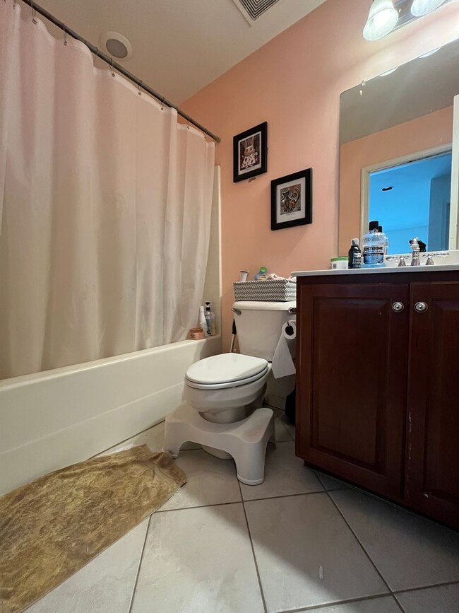 Building Photo - Stunning Upper Nazareth End Unit Townhome