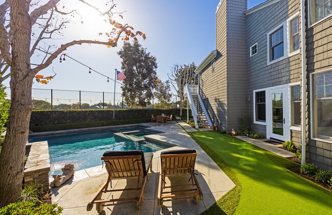 Building Photo - 13 Cape Danbury