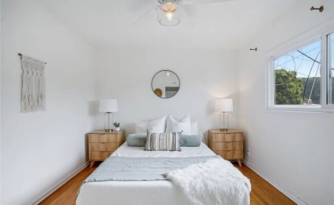 Building Photo - "Charming 1-Bedroom Santa Monica Retreat w...