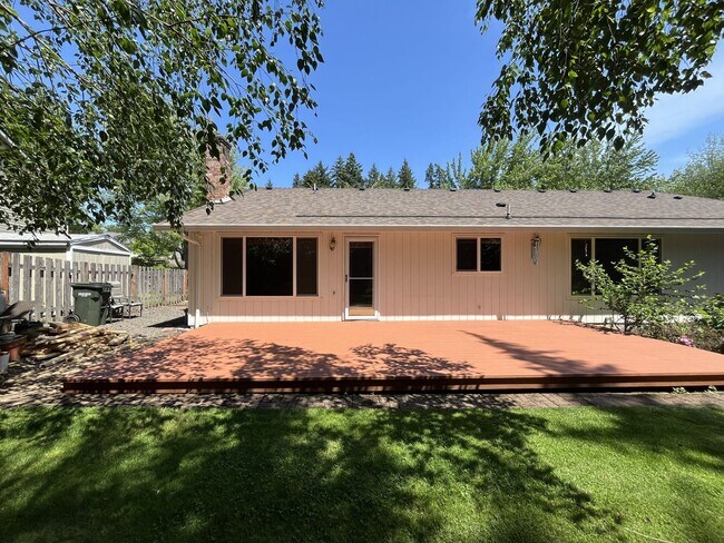 Building Photo - Charming Single-Level Home with Multiple Living Areas and Spacious Backyard Retreat