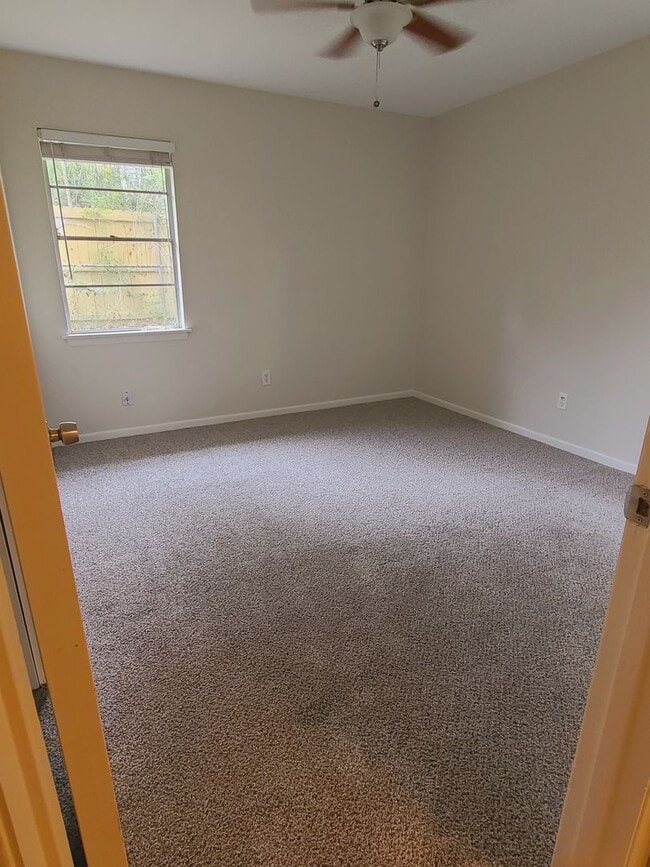 Building Photo - 3 Bedroom Mid-Century Rental