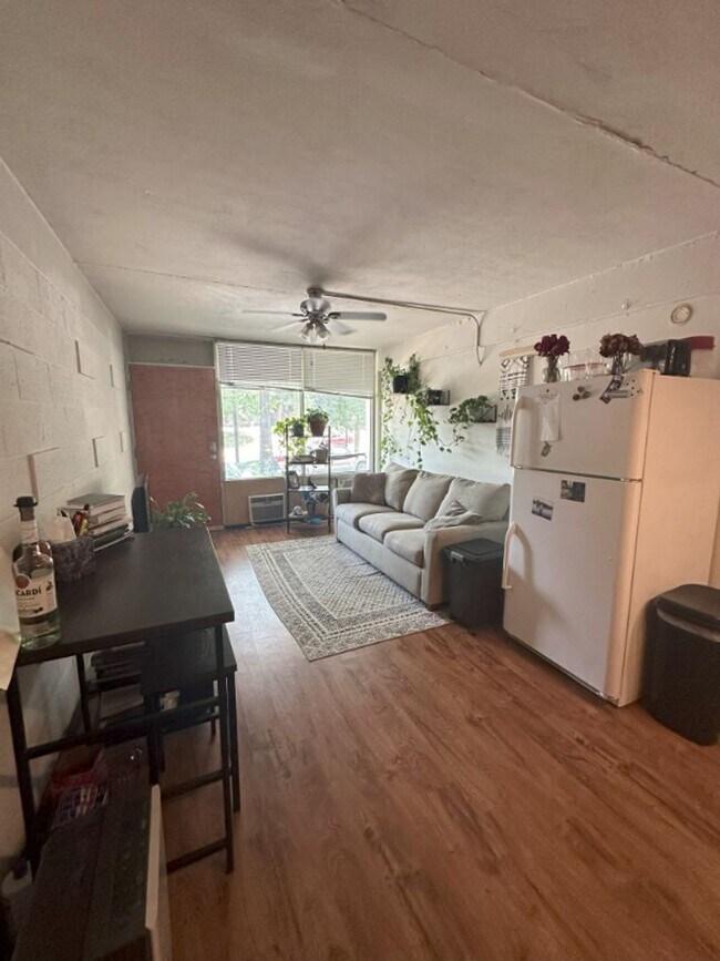 Building Photo - 1BR/1BA Main Level Unit Short Distance to ...