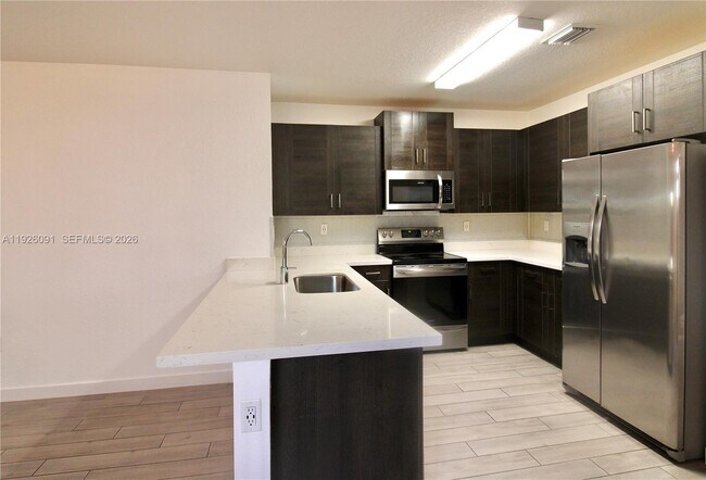 Building Photo - 561 NE 6th Pl