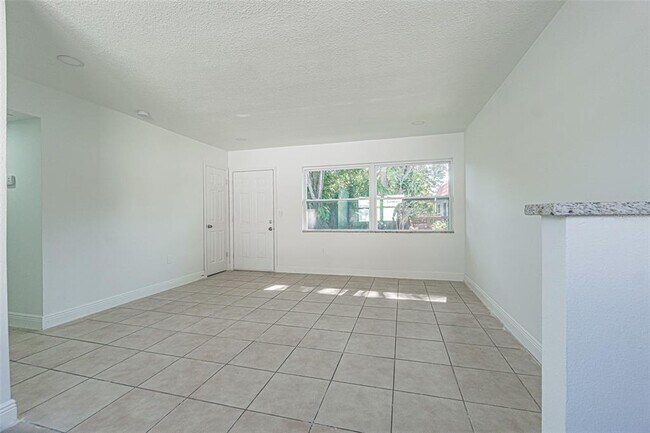 Building Photo - 558 Clearwater Largo Rd