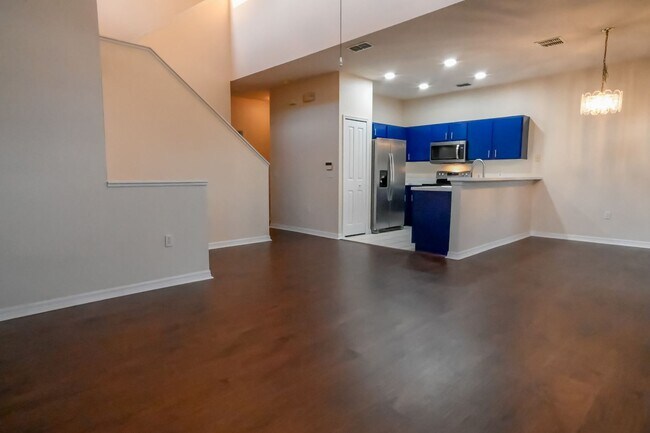 Building Photo - ~4/3~Monroe Circle~Woodwind Bay~Beautiful Town Home!