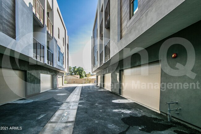 Building Photo - 1443 E Osborn Rd