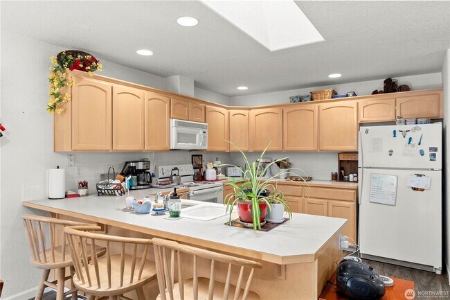 Building Photo - Quiet Updated Townhome in Prime Location!