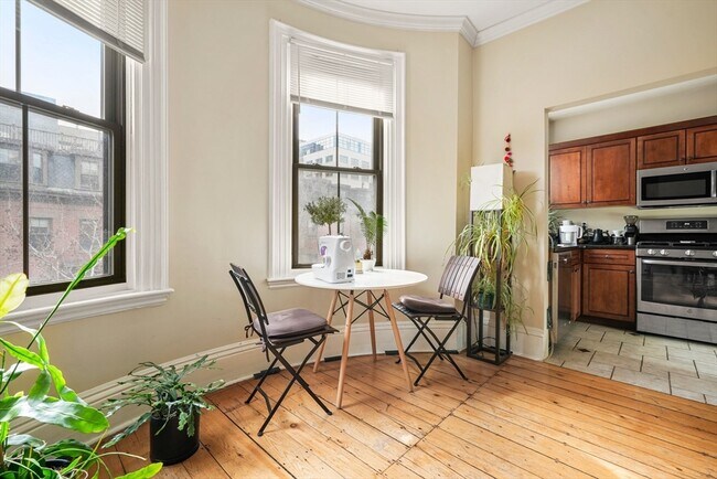 Building Photo - 104 E Brookline St