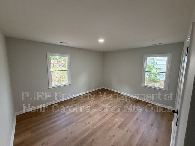 Building Photo - 1712 Blandford Dr