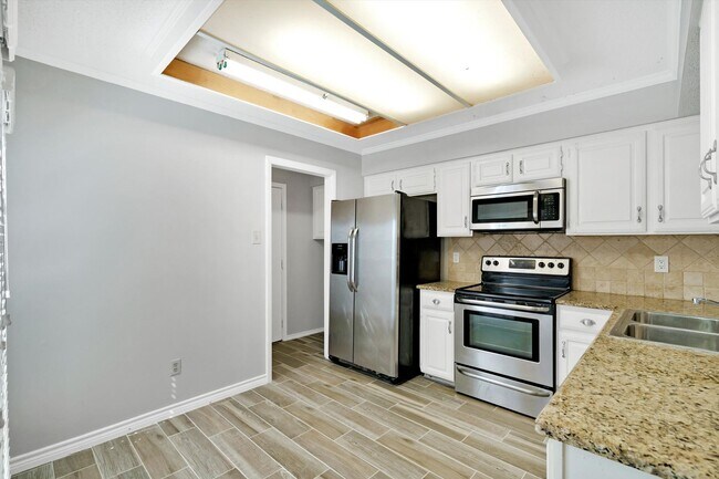 Building Photo - Lovely and Well maintained 2 bedroom & 2.5...