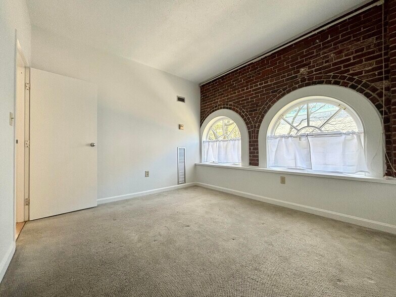 Building Photo - 106 13th St