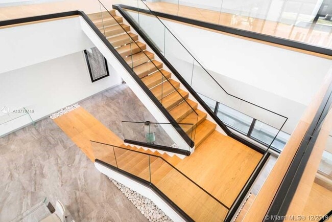 Building Photo - 521 Holiday Dr