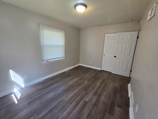 Building Photo - 9846 Dennis Dr