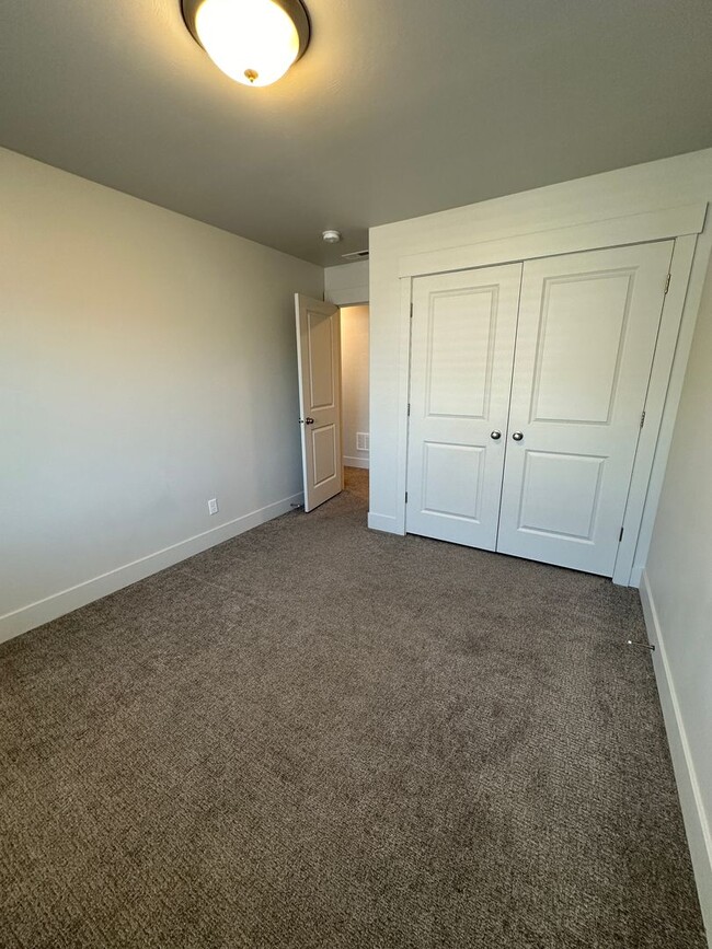 Building Photo - $500 OFF FIRST MONTHS RENT IF LEASE SIGNED...