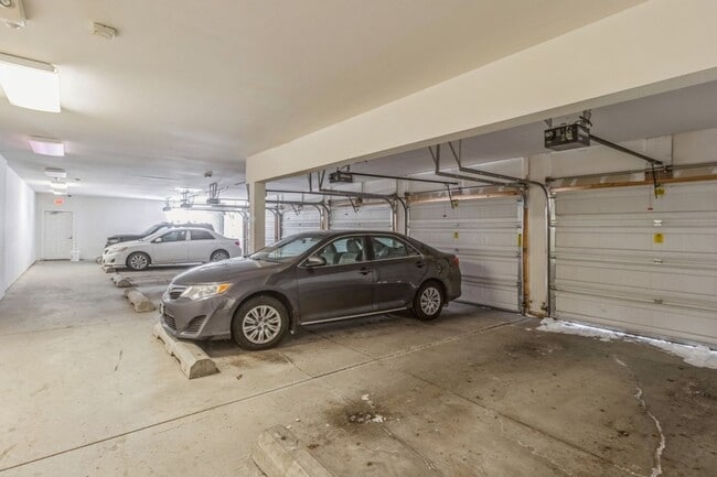 Building Photo - HOLIDAY LEASING SPECIAL! -2 Bedroom, 2 Bathroom Condo in Waukee