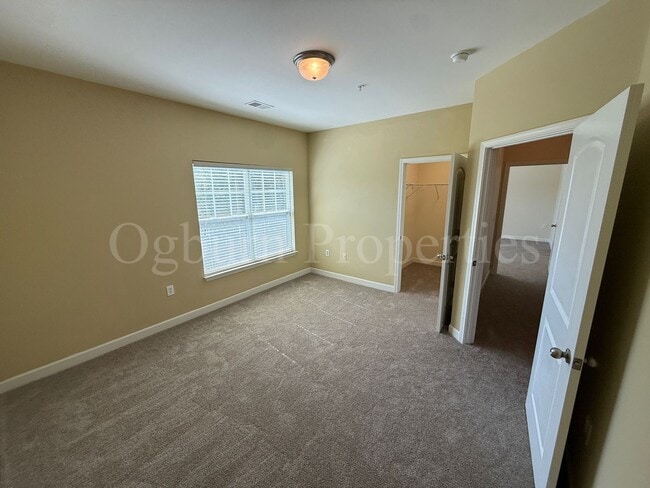Building Photo - 2BR/2BA Condo, Convenient to University Pkwy & Hwy 52