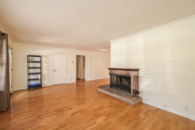 Building Photo - Great home next to Hoover Park