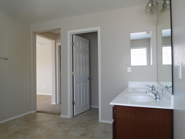 Building Photo - Naturally Well-Lit 4 bed/3 bath Single-Fam...