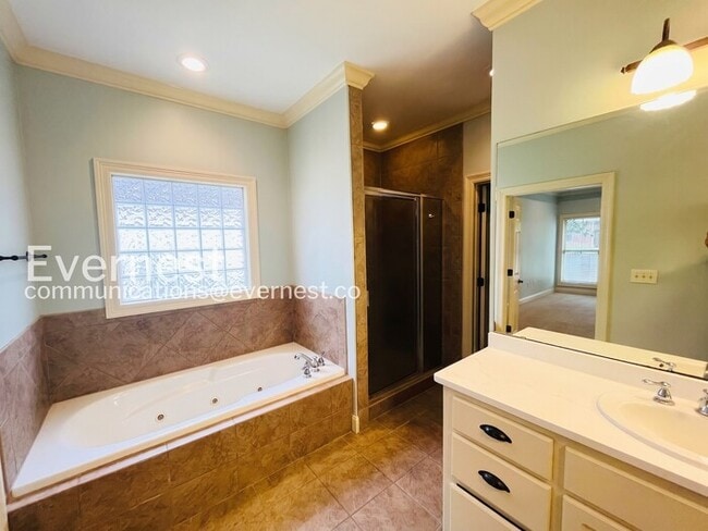 Building Photo - 3 Bed/2 Bath Home with Fenced Yard & Garage / Pet-Friendly / Available Now!