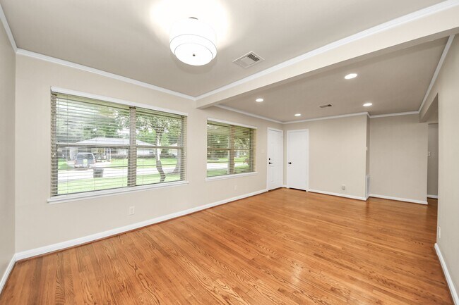Building Photo - 2215 Gardenia Dr