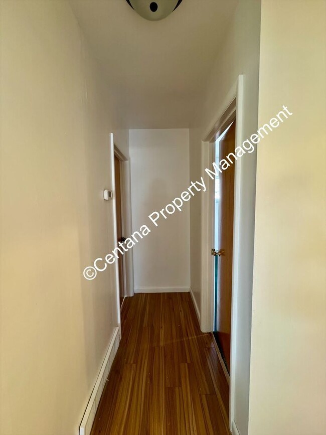 Building Photo - 2 Bedroom House on the Flats with a finish...