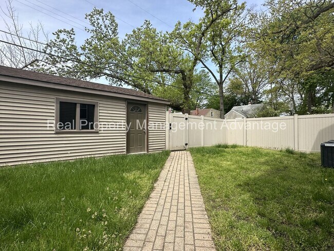 Building Photo - 851 Gardendale.