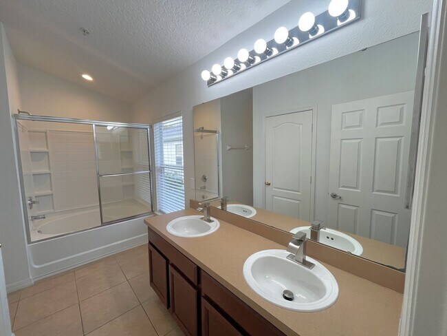 Building Photo - 6410 S Goldenrod Rd