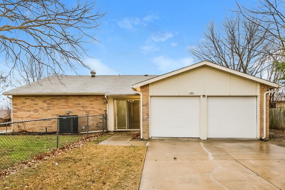 Building Photo - 1301 Southridge Dr