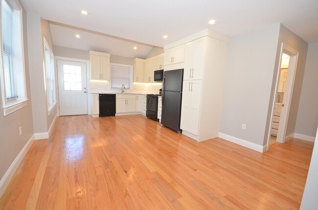 Building Photo - 18 Eaton Ave