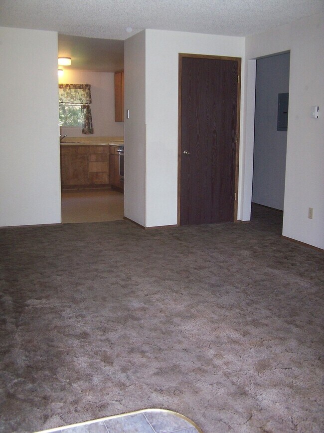 Building Photo - 2 Bed/1 Bath Unit Located in SE Bend Triplex