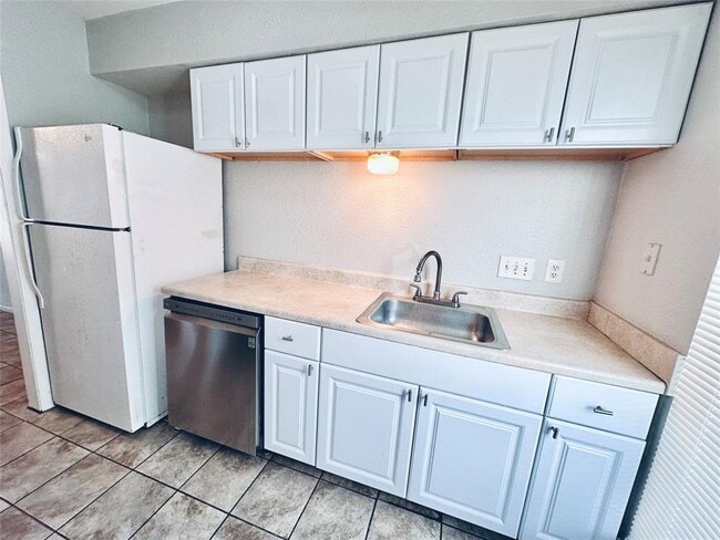 Building Photo - 3822 Southway Dr