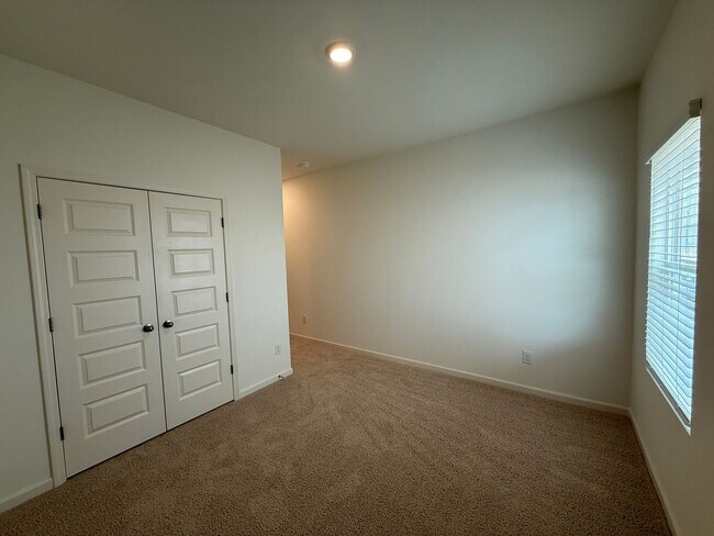 Building Photo - Springville Schools One Level 4 Bedroom / 3 Bathroom/ 3 Car Garage