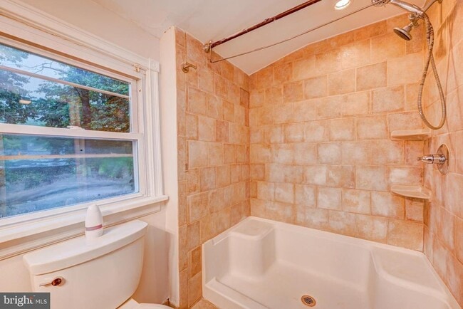 Building Photo - 402 Larchwood Ave