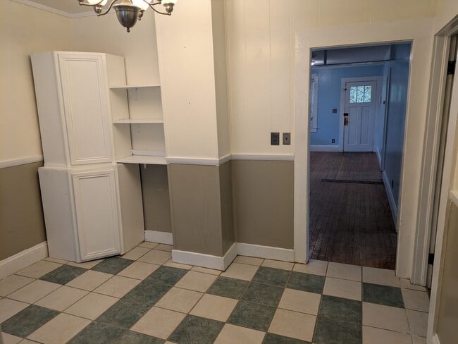 Building Photo - 3bd/1ba Cottage on private street with a s...