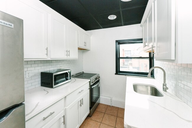 Building Photo - 922 Western Ave