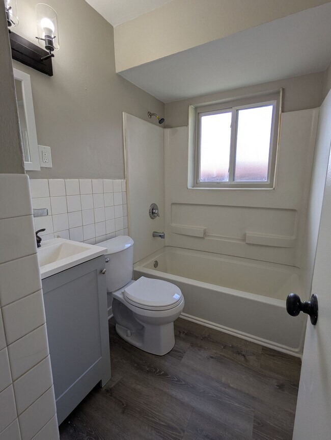 Building Photo - Beautiful, Fully Renovated 2 Bedroom in No...