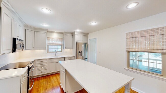 Building Photo - 6810 Rosemary Ln